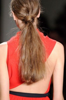 Coafuri accesorizate în tendinţe toamnă/iarnă 2012